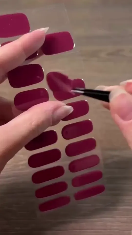 Démonstration animée de la pose des stickers d'ongles Yeddia